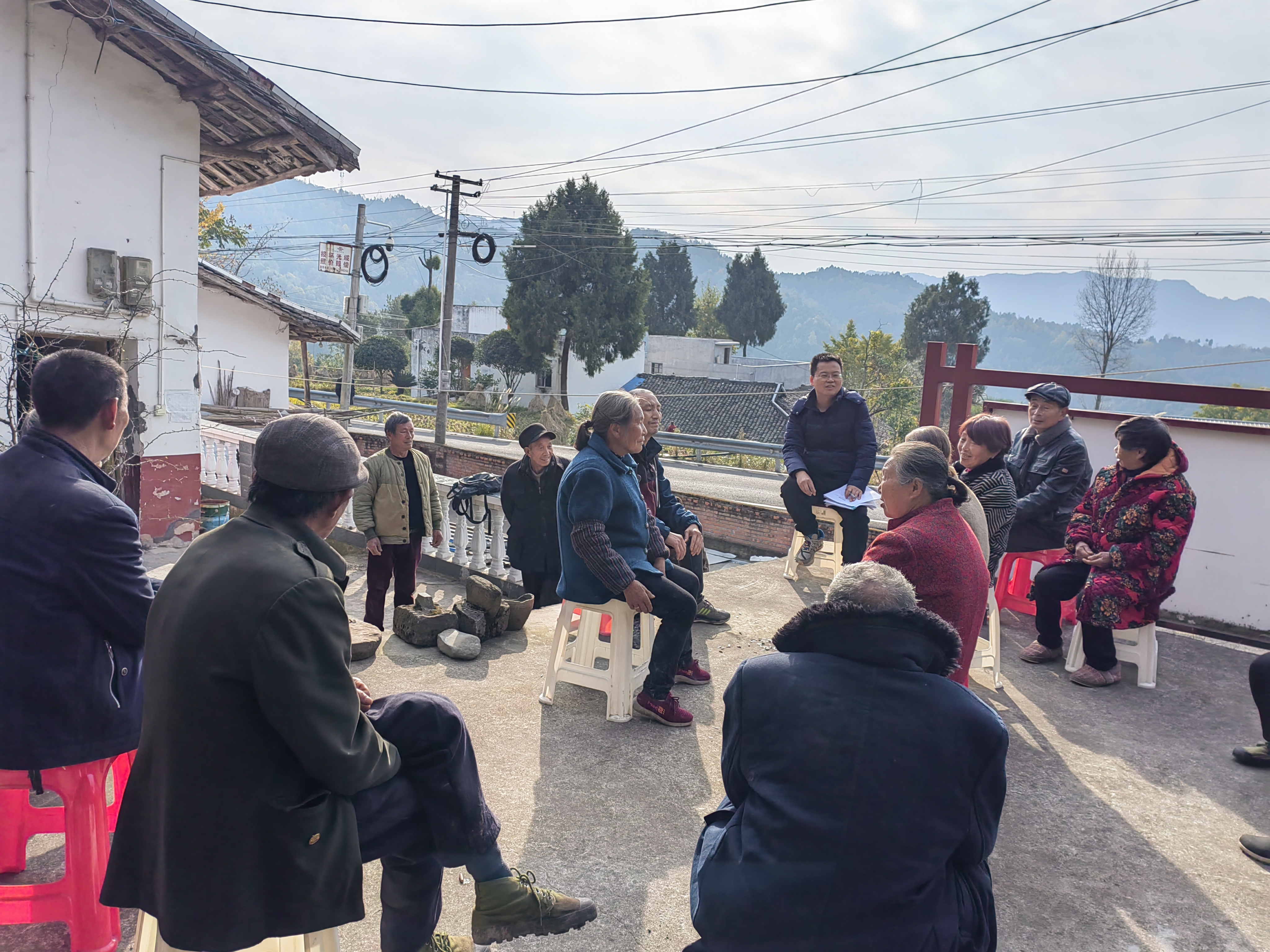 李杰超（中間）組織召開(kāi)壩壩會(huì)，宣講政策，傾聽(tīng)群眾意見(jiàn)建議_看圖王