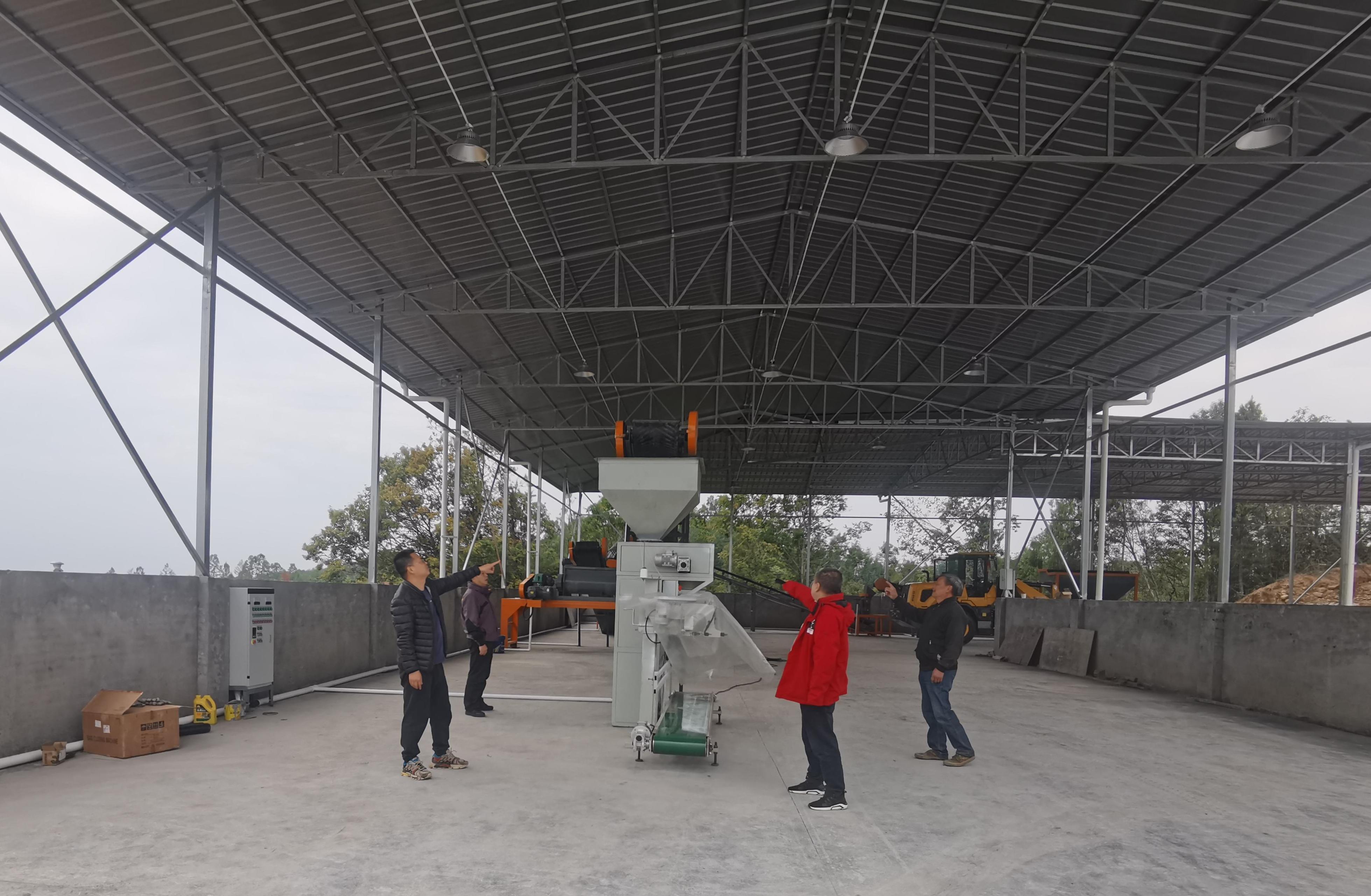 李杰超（左一）與村社干部、駐村隊(duì)員查看有機(jī)肥廠設(shè)備采購(gòu)情況